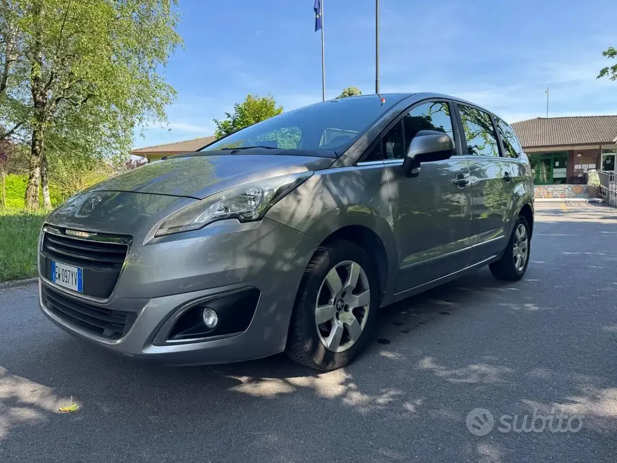 Usata Peugeot 5008 Business-Line 115 CV (84 kW) 2014 Grigio Monovolume