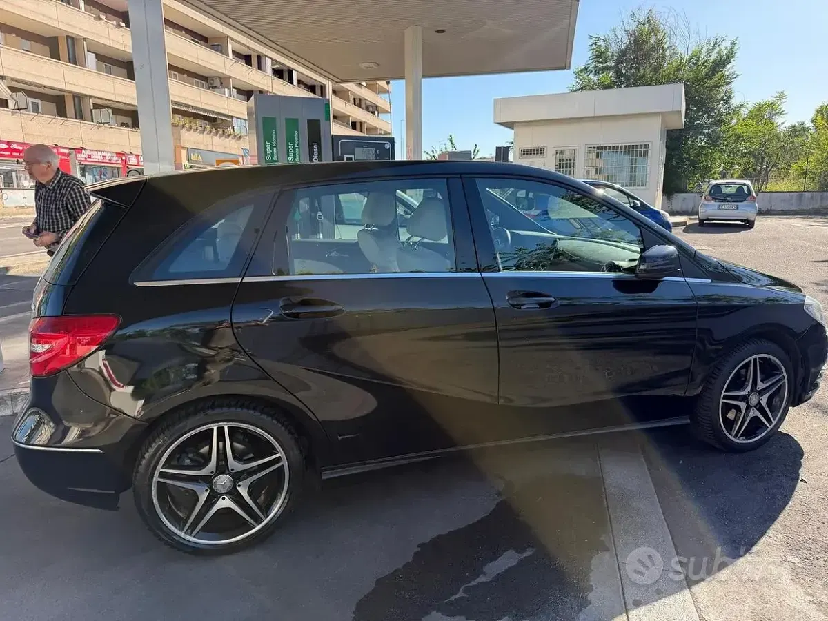 Käytetty Mercedes B200 2014 Musta Tila-auto