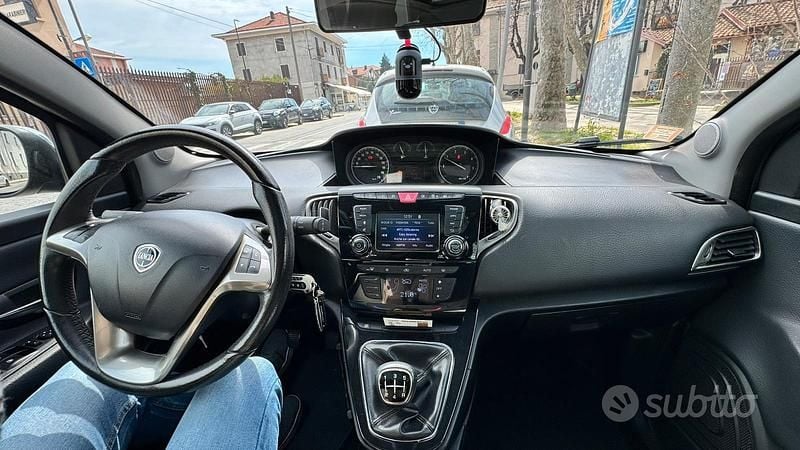 Usata Lancia Ypsilon Platinum 95 CV (69 kW) 2016 Blu Utilitaria