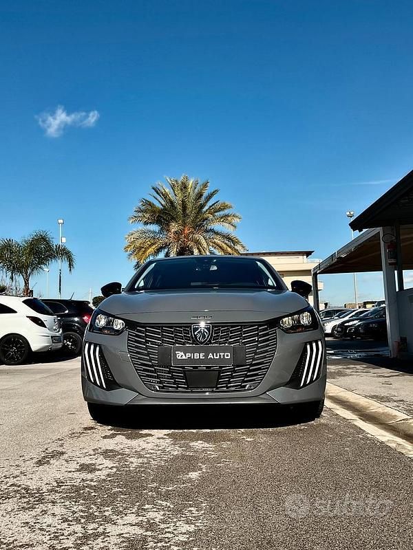 Usata Peugeot 208 Allure 101 CV (74 kW) 2025 Grigio Utilitaria