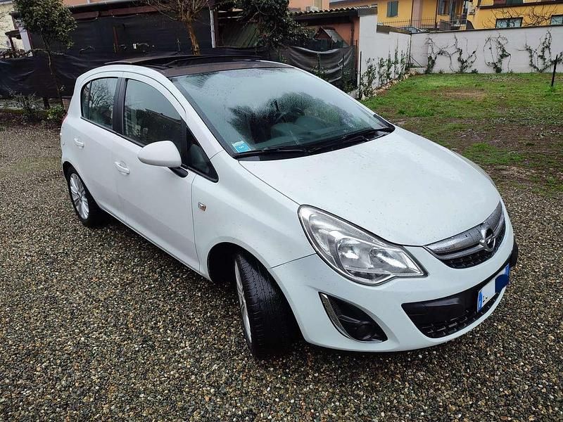 Usata Opel Corsa Cosmo 75 CV (55 kW) 2011 Bianco Berlina