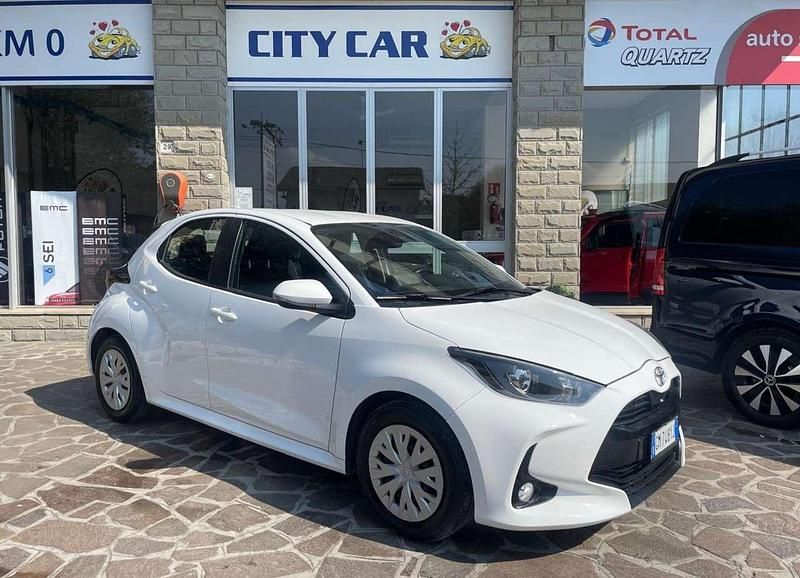 Usata Toyota Yaris Trend 72 CV (52 kW) 2023 Bianco Utilitaria
