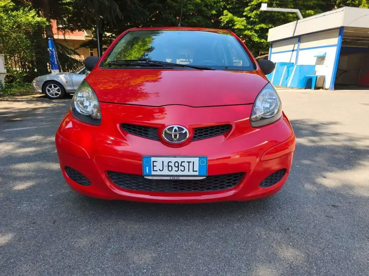 Begagnad Toyota Aygo 68 HK (50 kW) 2011 Guld Halvkombi