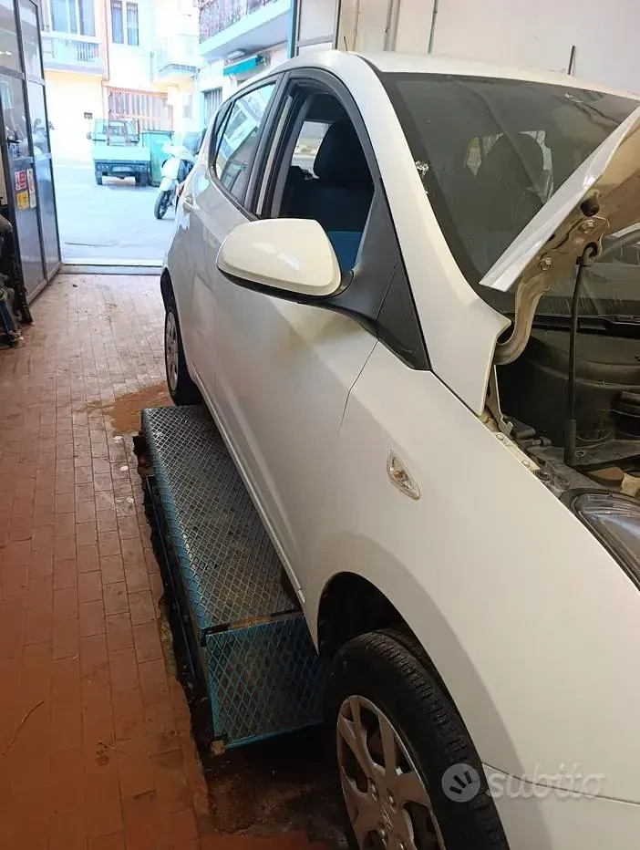 Usata Hyundai i10 69 CV (50 kW) 2015 Bianco Utilitaria