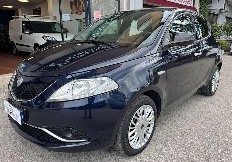 Usata Lancia Ypsilon Gold 69 CV (50 kW) 2017 Blu/azzurro Utilitaria