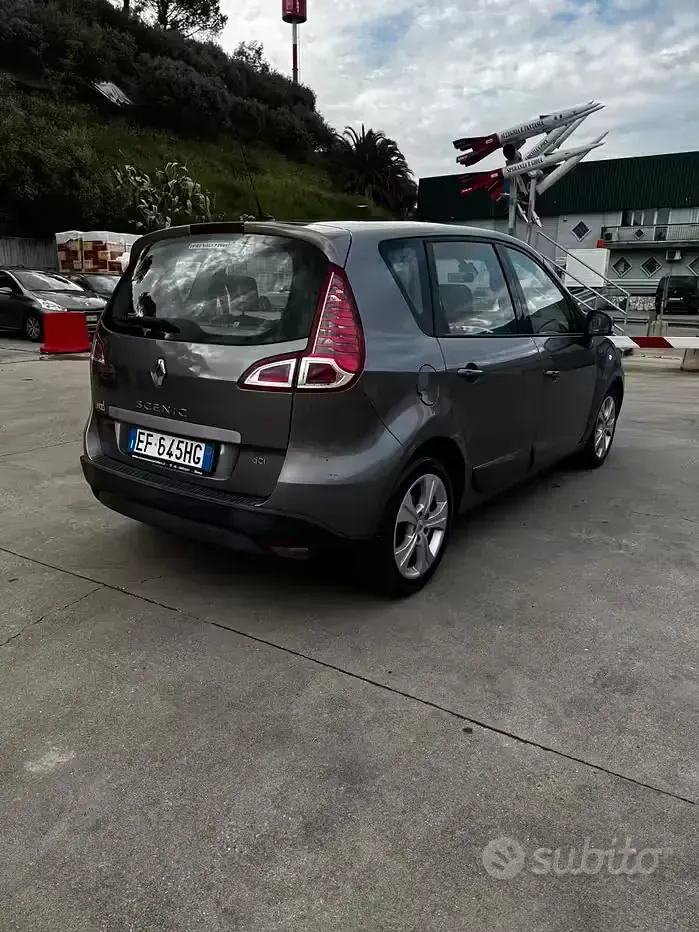 Usata Renault Scénic III 110 CV (80 kW) 2011 Grigio Monovolume