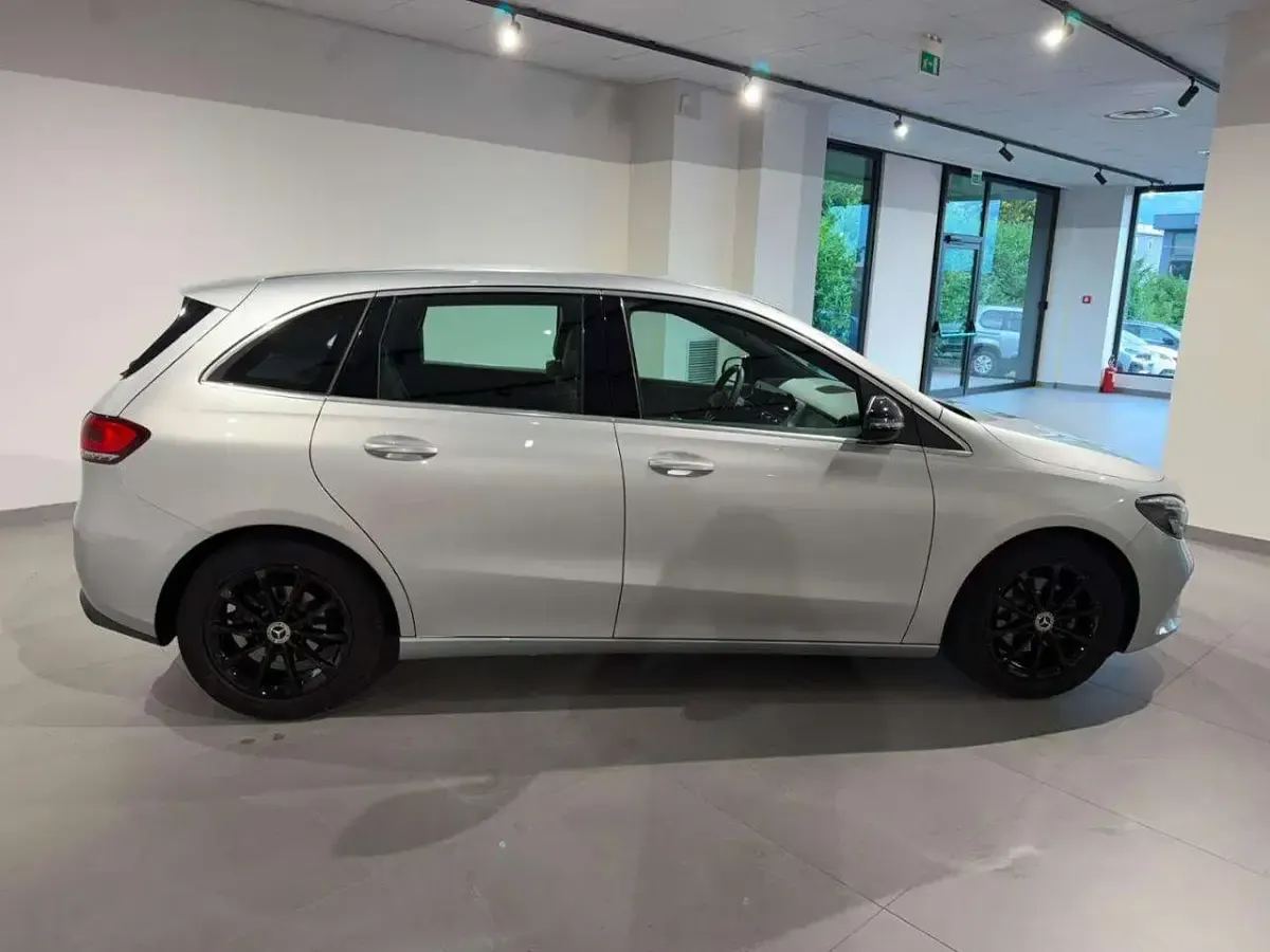 Usata Mercedes B180 116 CV (85 kW) 2020 Grigio chiaro Utilitaria