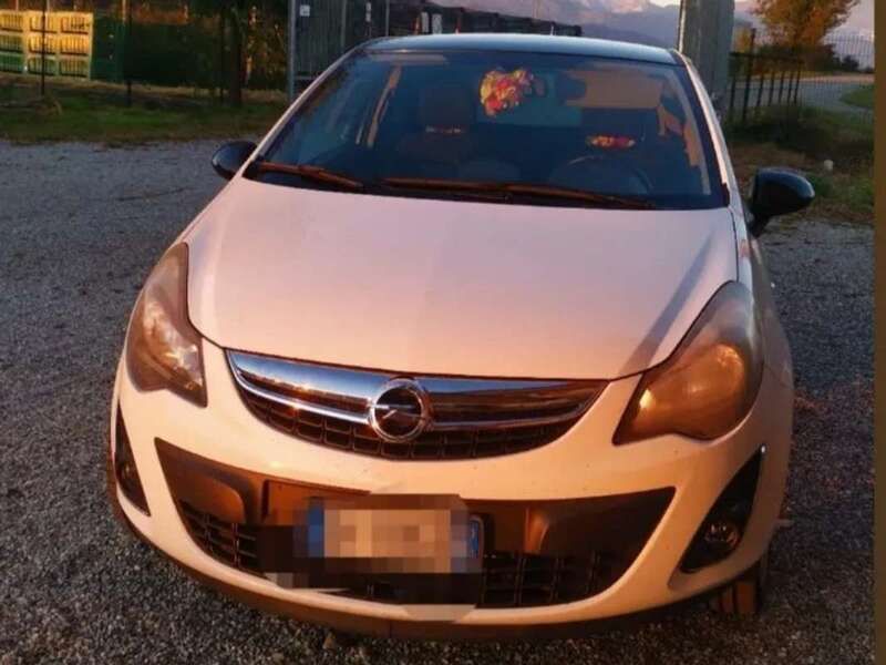 Usata 2014 Opel Corsa Tre volumi | 4000 € (Buon prezzo) - Immagine 1/4
