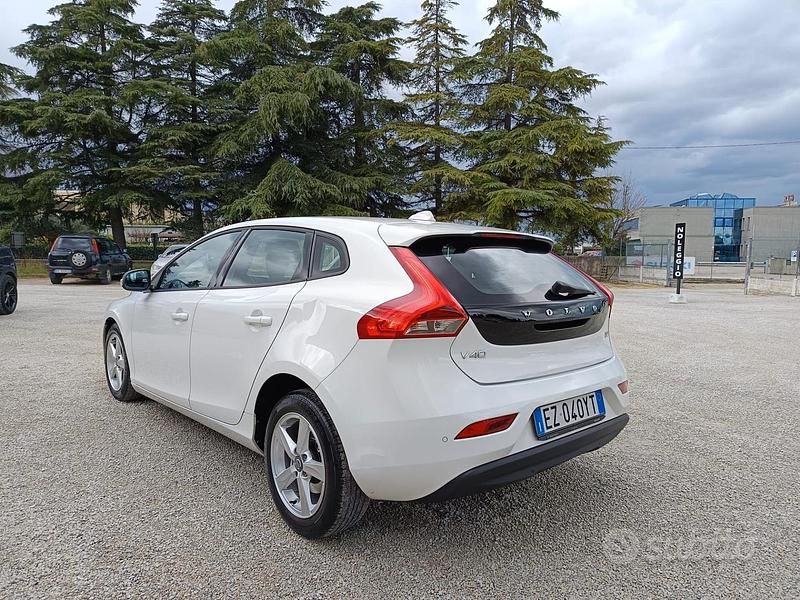 Usata Volvo V40 Momentum 114 CV (83 kW) 2015 Bianco Berlina