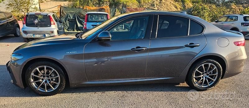 Usata Alfa Romeo Giulia 160 CV (117 kW) 2020 Grigio Berlina