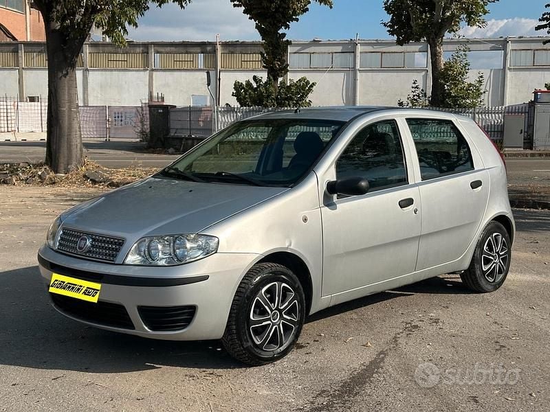 Argento Usata 2009 Fiat Punto Classica Due volumi | 2750 € (Buon prezzo) - Immagine 1/4