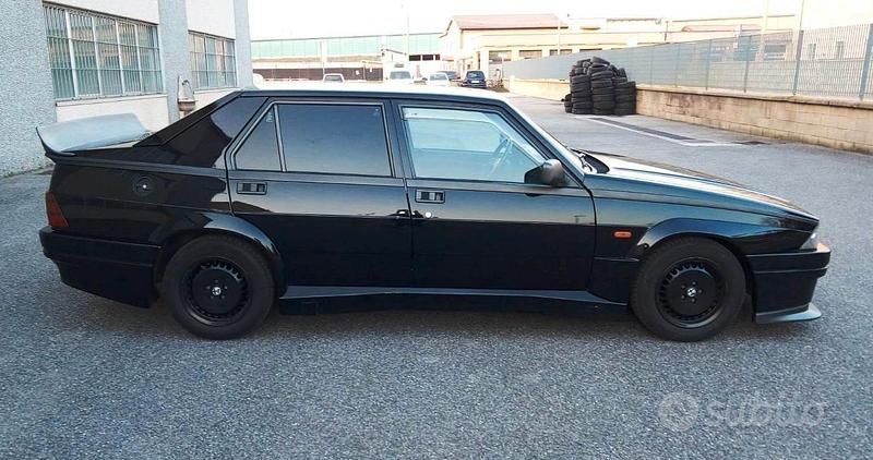 Usata Alfa Romeo 75 Quadrifoglio Verde 165 CV (121 kW) 1991 Nero Berlina