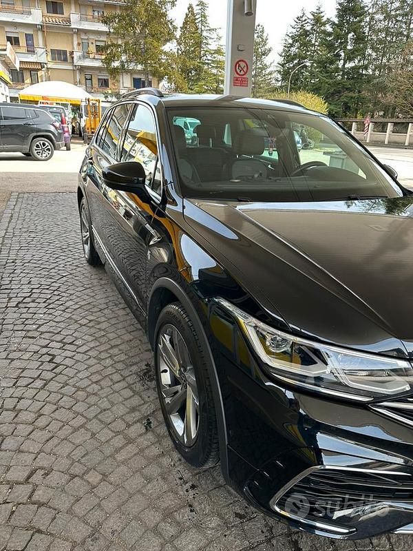 Usata VW Tiguan R-line 150 CV (110 kW) 2023 Nero SUV