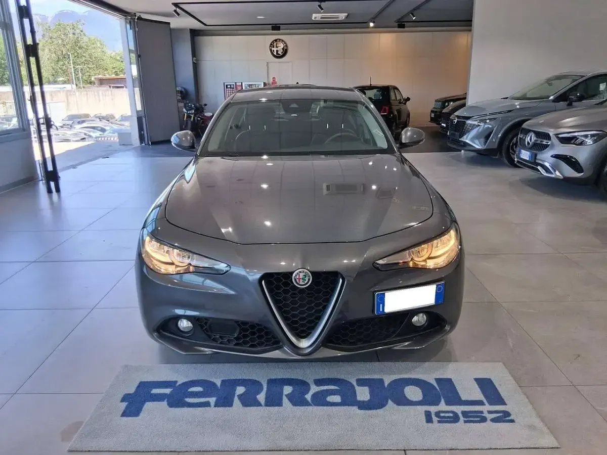 Usata Alfa Romeo Giulia Super 150 CV (110 kW) 2017 Grigio vesuvio Berlina