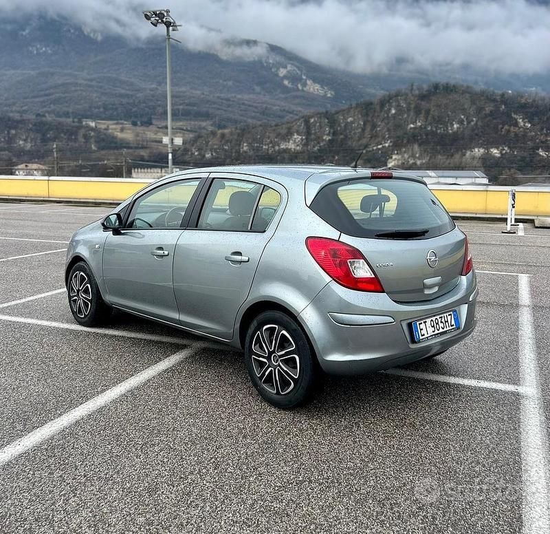 Usata Opel Corsa Edition 85 CV (62 kW) 2014 Grigio Utilitaria