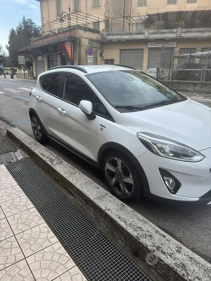 Second-hand Ford Fiesta Active 100 CP (73 kW) 2018 Alb Hatchback