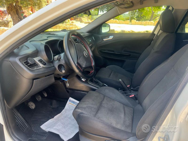 Usata Alfa Romeo Giulietta Distinctive 140 CV (102 kW) 2011 Bianco Utilitaria