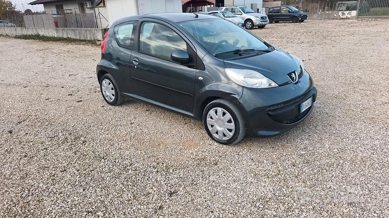 Usata Peugeot 107 68 CV (50 kW) 2007 Grigio Utilitaria