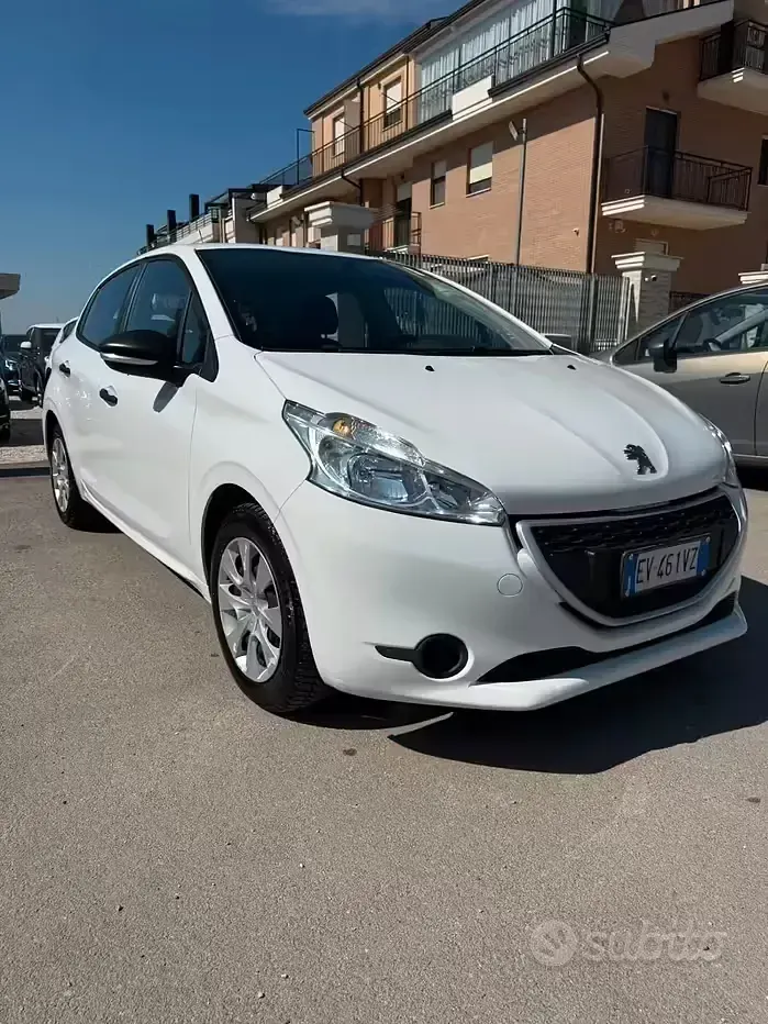 Usata Peugeot 208 Access 68 CV (50 kW) 2014 Bianco Utilitaria