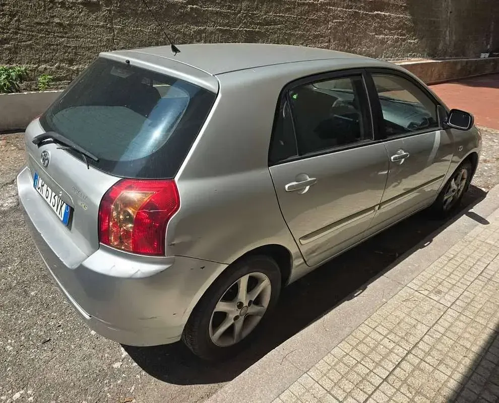 Usata Toyota Corolla 90 CV (66 kW) 2004 Argento Berlina