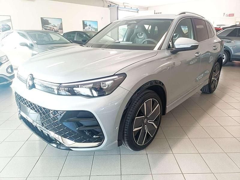 Dolomite silver metallizzato Nuova 2025 VW Tiguan R-line SUV | 44.300 € (Buon prezzo) - Immagine 1/4