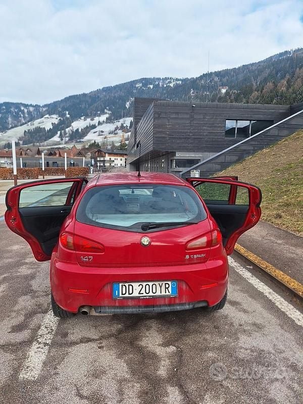 Usata Alfa Romeo 147 105 CV (77 kW) 2006 Rosso Utilitaria