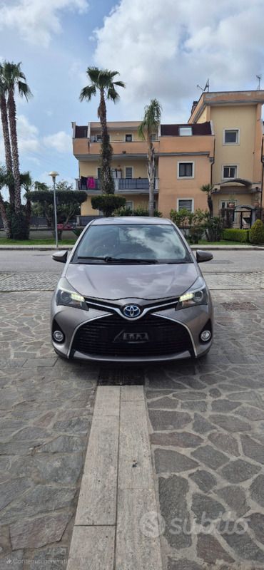 Grigio Usata 2015 Toyota Yaris Hybrid Active Due volumi | 9000 € (Buon prezzo) - Immagine 1/4