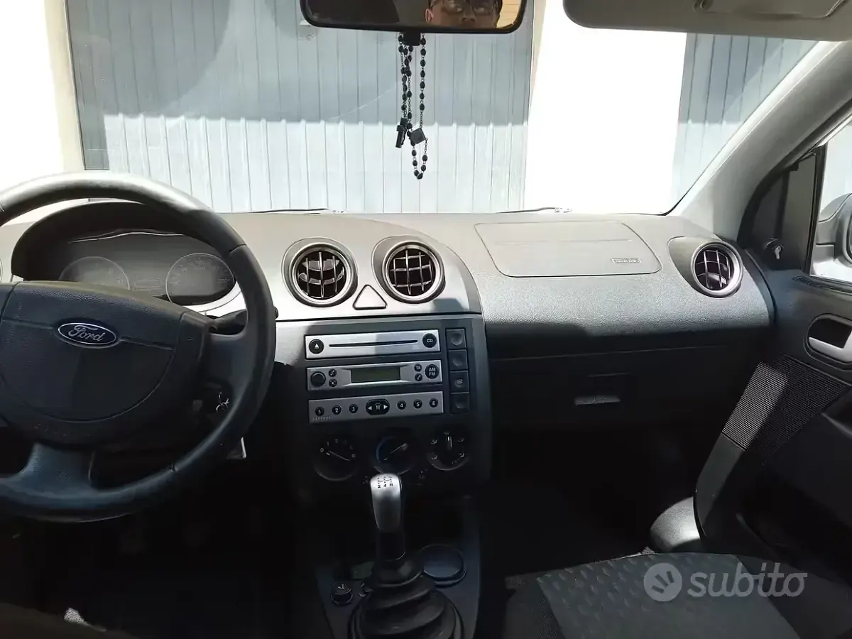 Usata Ford Fiesta 68 CV (50 kW) 2005 Blu Utilitaria