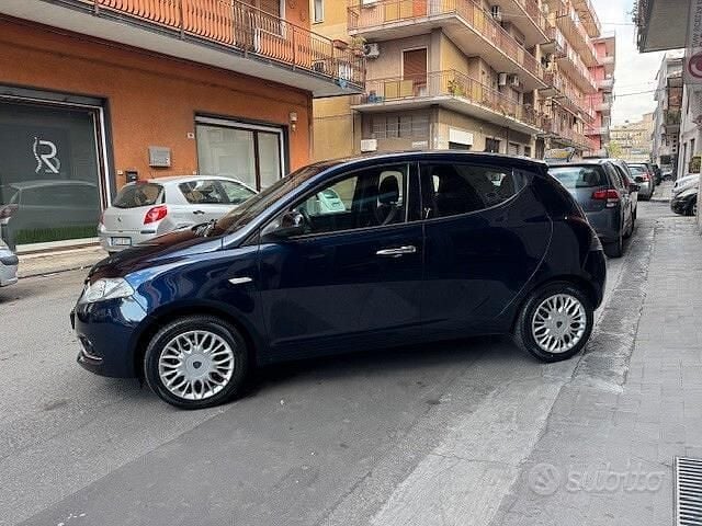 Usata Lancia Ypsilon Gold 95 CV (69 kW) 2017 Blu Utilitaria