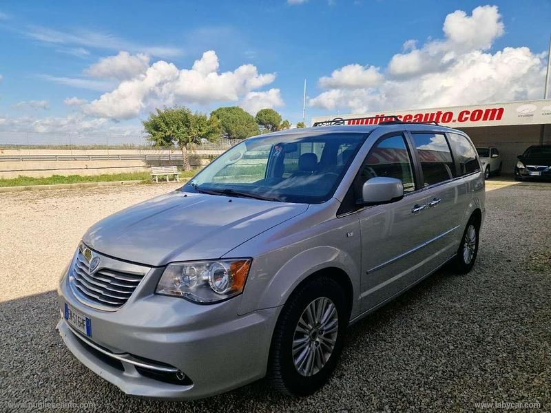 Grigio Usata 2012 Lancia Voyager Platinum Monovolume | 13.900 € (Molto cara) - Immagine 1/4