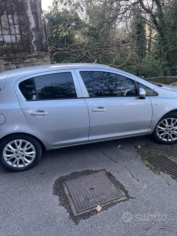 Usado Opel Corsa 75 CV (55 kW) 2010 Gris Utilitario