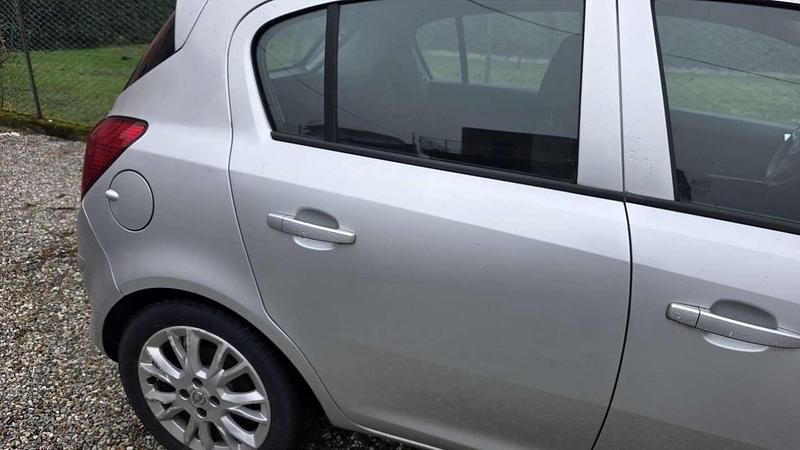Usata Opel Corsa 80 CV (58 kW) 2010 Argento Berlina
