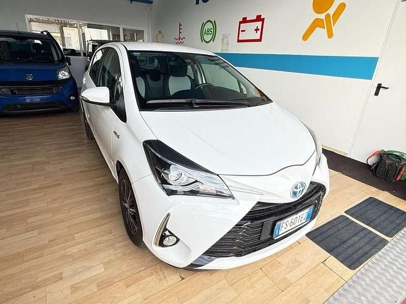 Bianco Usata 2019 Toyota Yaris Hybrid Cool Tre volumi | 13.500 € (Buon prezzo) - Immagine 1/4