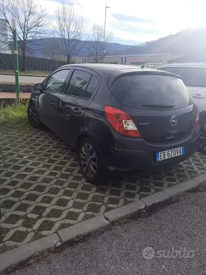Usata Opel Corsa Edition 86 CV (63 kW) 2010 Nero Utilitaria