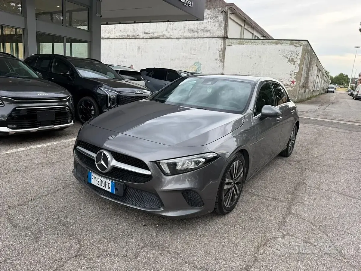 Usata Mercedes A180 116 CV (85 kW) 2019 Grigio Berlina