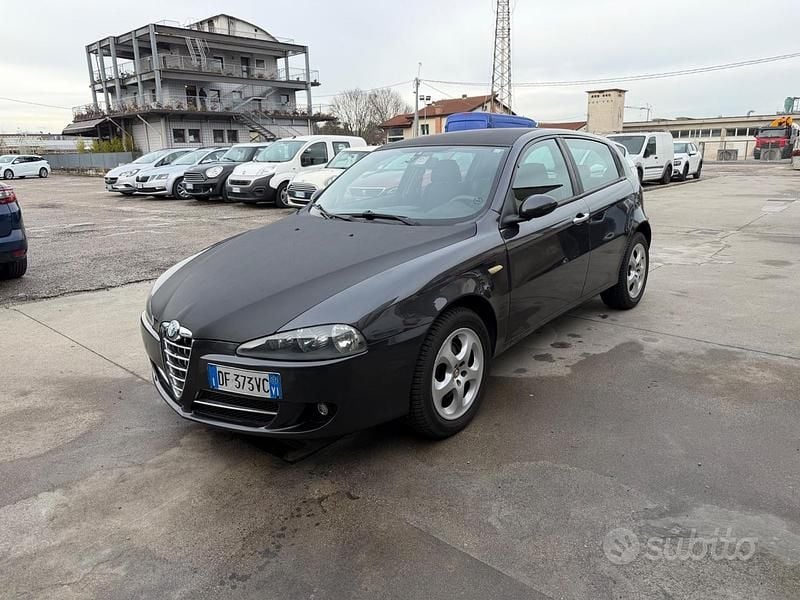 Usata Alfa Romeo 147 119 CV (87 kW) 2007 Grigio Utilitaria