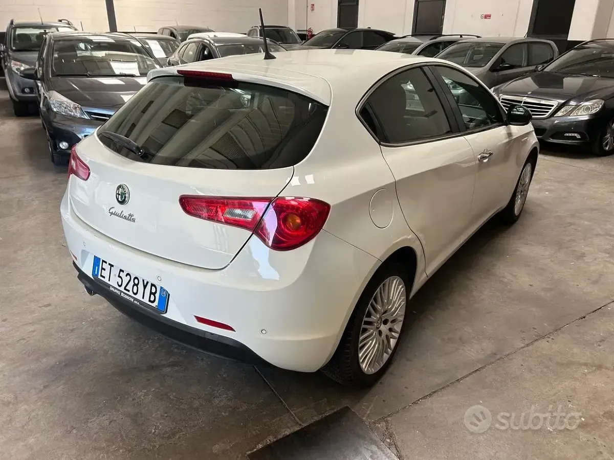 Usata Alfa Romeo Giulietta Distinctive 105 CV (77 kW) 2014 Bianco Utilitaria