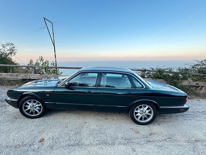 Usata Jaguar XJ8 1998 Verde Berlina