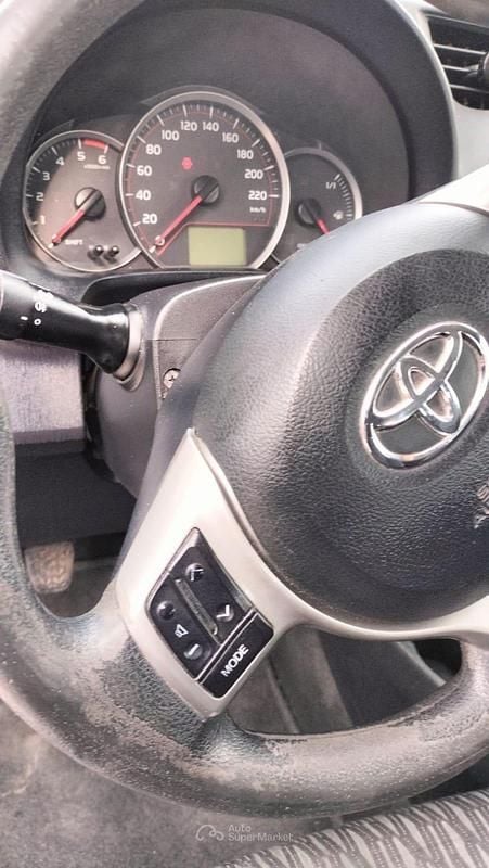 Usata Toyota Yaris Lounge 90 CV (66 kW) 2012 Bianco Berlina