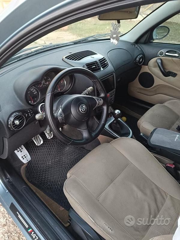 Usata Alfa Romeo 147 Distinctive 140 CV (102 kW) 2004 Blu Utilitaria