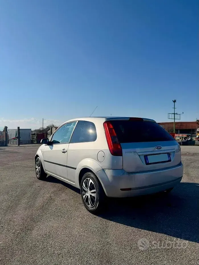 Usata Ford Fiesta Ghia 75 CV (55 kW) 2005 Grigio Utilitaria