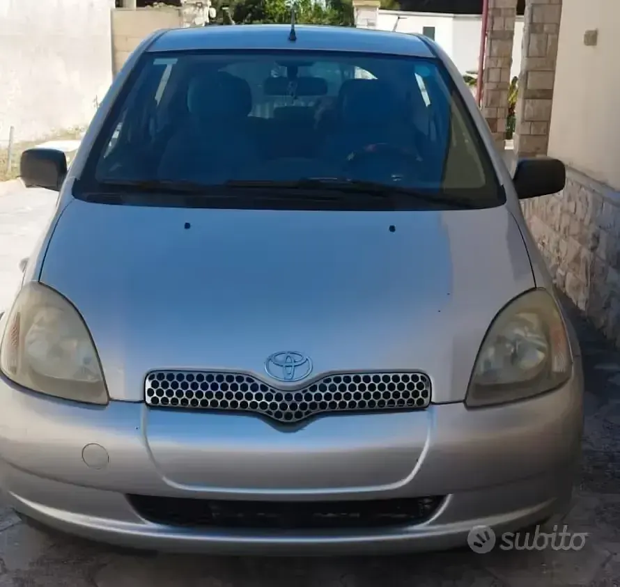 Usata Toyota Yaris 68 CV (50 kW) 2000 Grigio Utilitaria