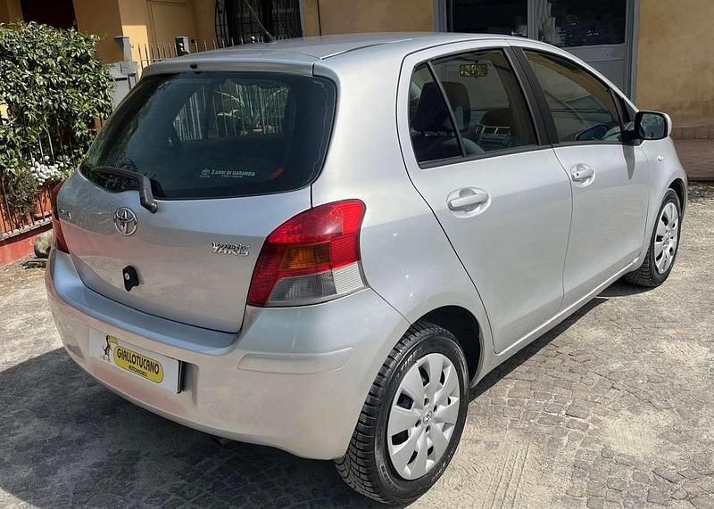 Usata Toyota Yaris Sol 101 CV (74 kW) 2009 Argento Utilitaria