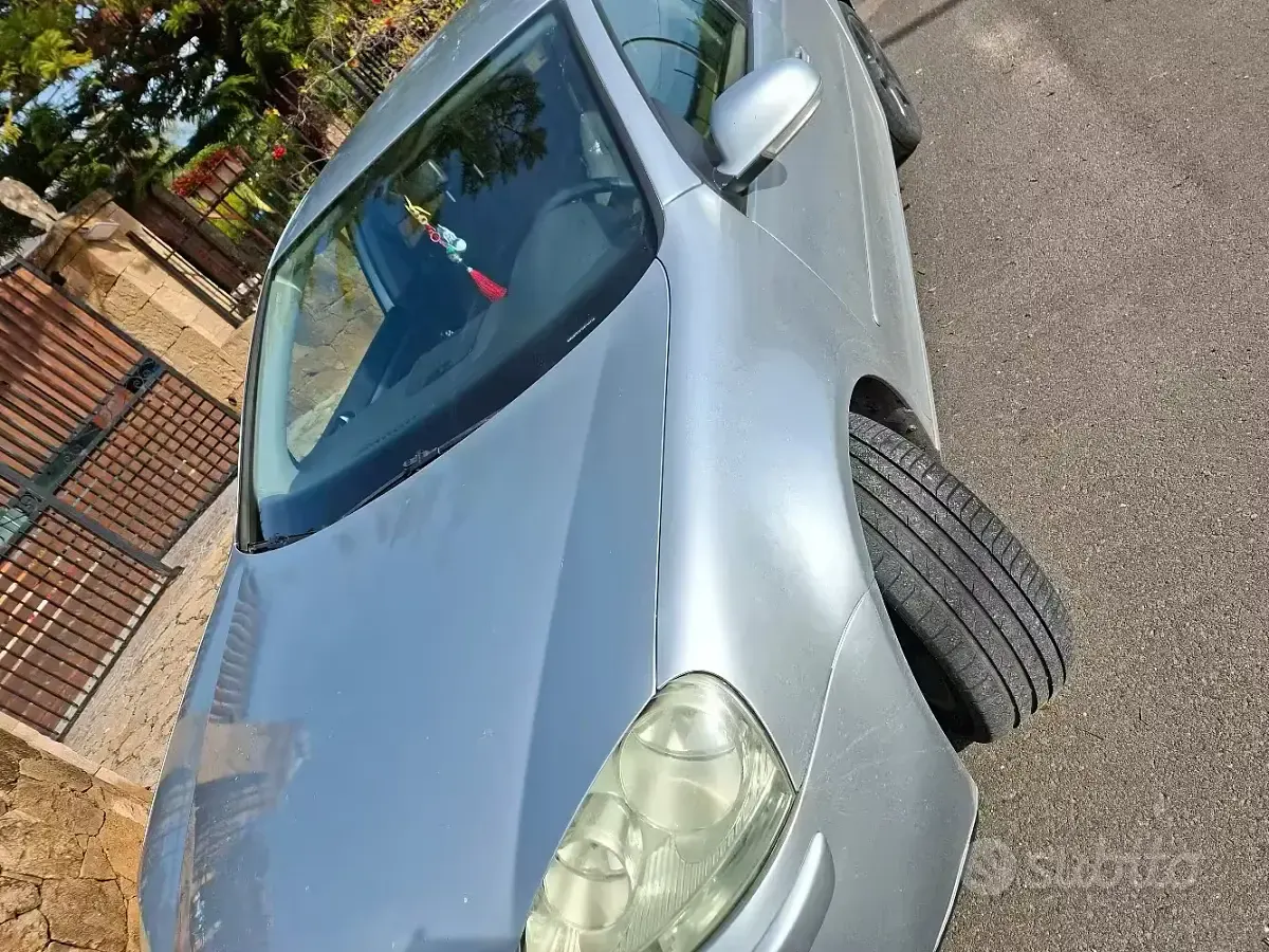 Usado VW Golf V 105 CV (77 kW) 2005 Gris Utilitario