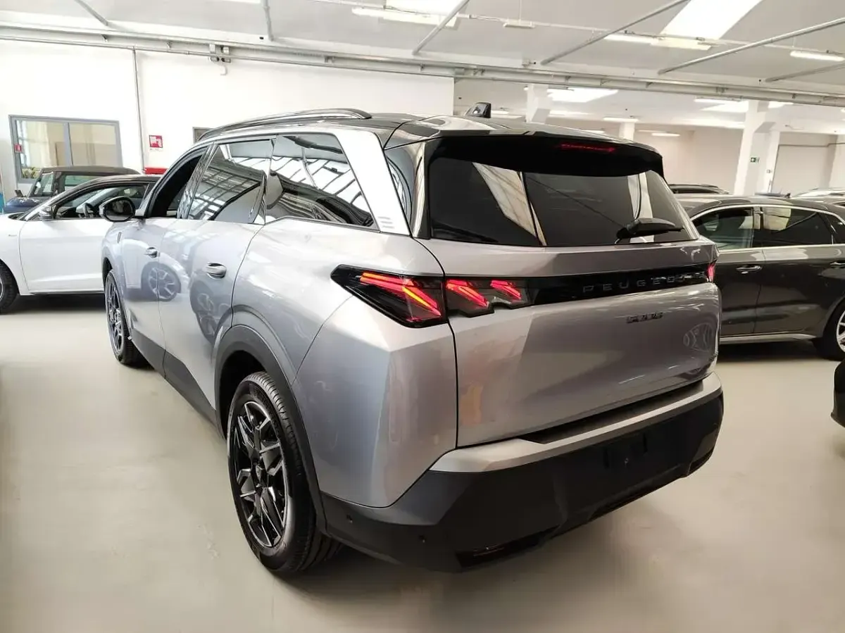Nuova Peugeot 5008 GTi 136 CV (100 kW) 2026 Grigio artense SUV