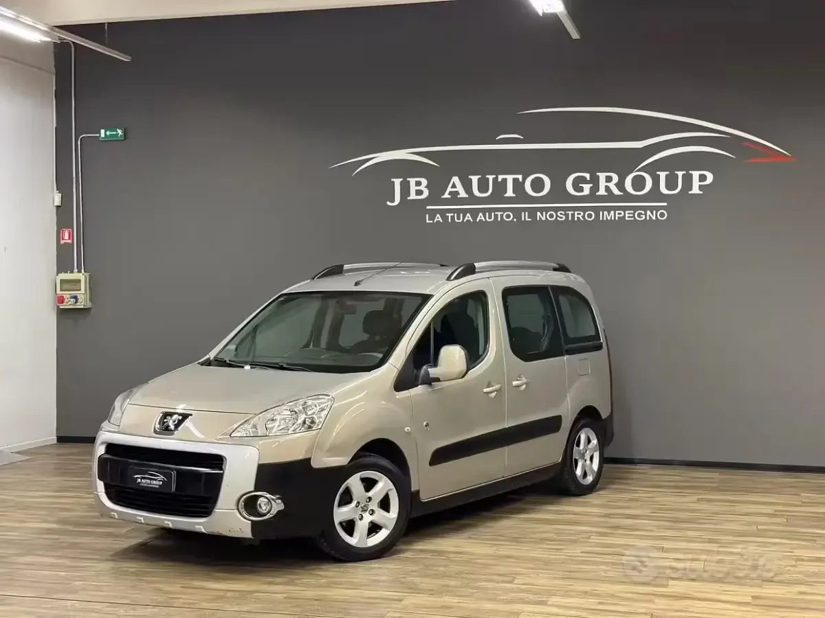 Begagnad Peugeot Partner Tepee Outdoor 90 HK (66 kW) 2010 Brun Minibuss