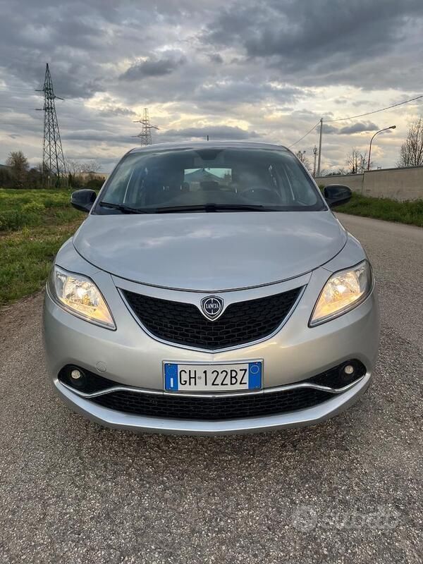 Usata Lancia Ypsilon 80 CV (58 kW) 2020 Grigio Utilitaria