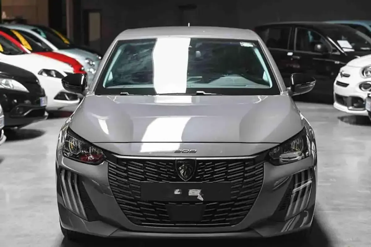 Usata Peugeot 208 Allure 101 CV (74 kW) 2025 Grigio Utilitaria