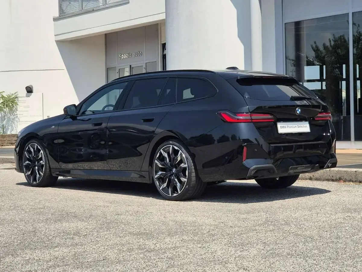 Usata BMW 520 M Sport 197 CV (144 kW) 2024 Black sapphire metalizzato Station wagon