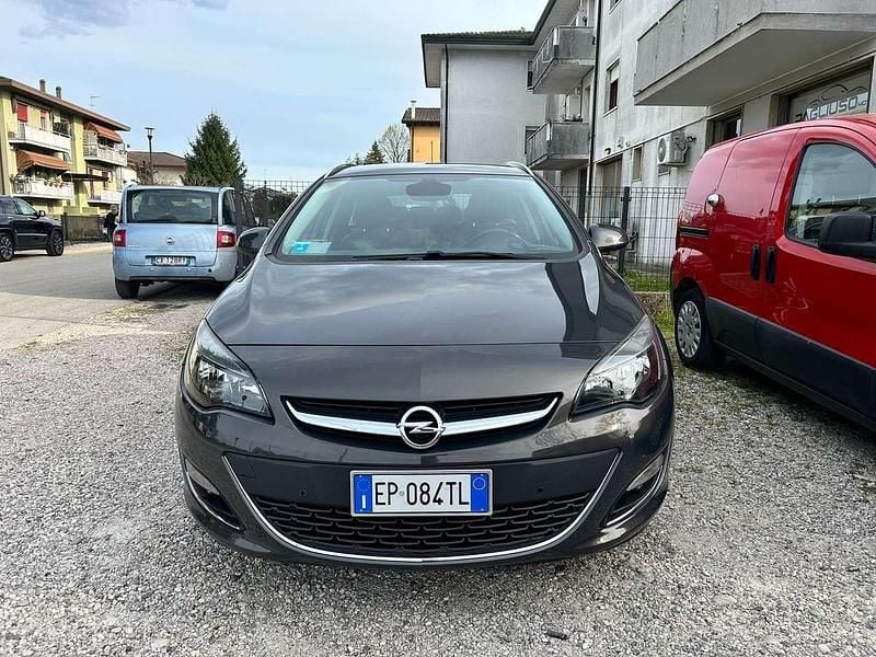 Usata Opel Astra Cosmo 110 CV (80 kW) 2012 Grigio Station wagon